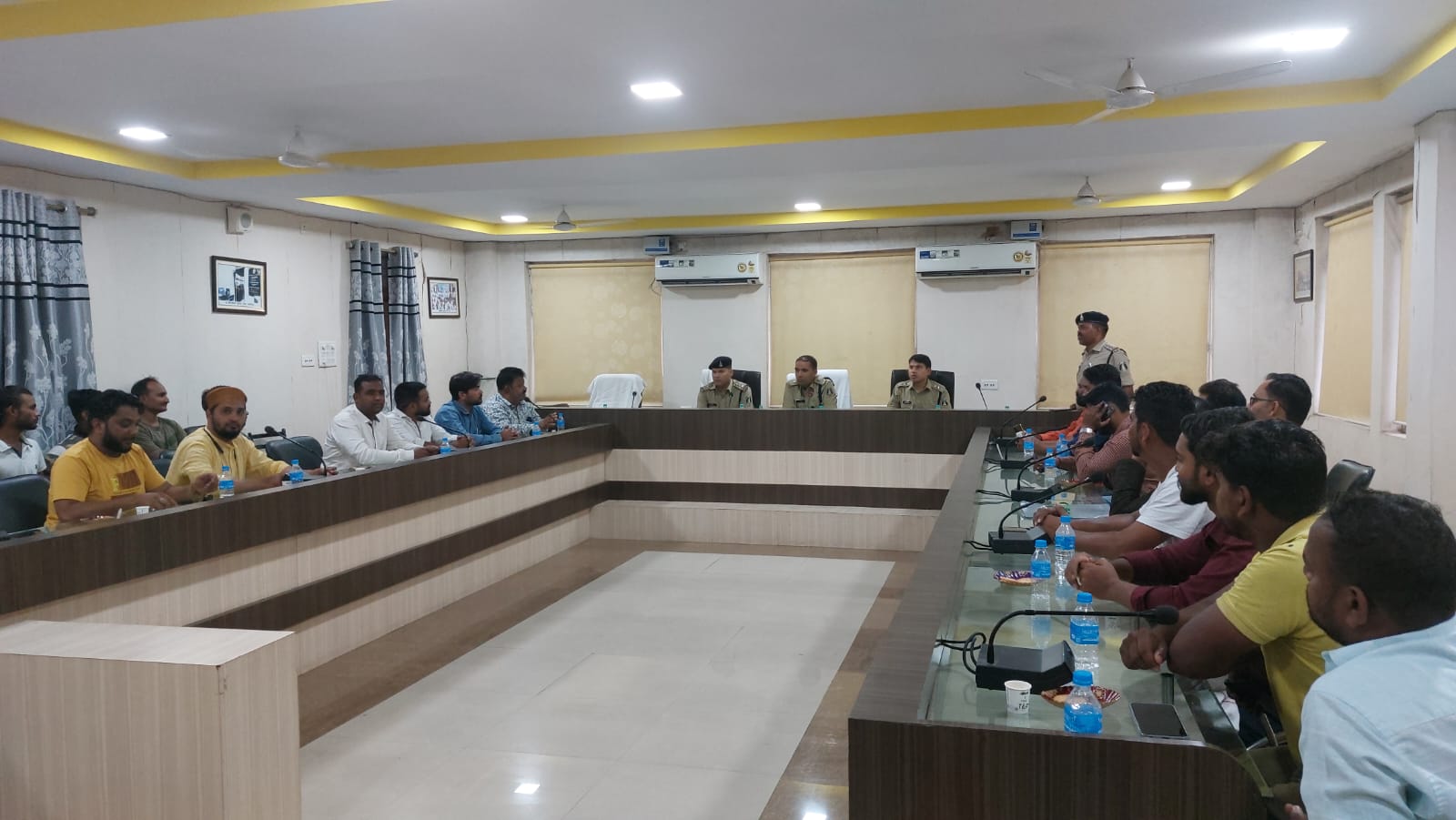 शांतिपूर्ण एवं आपसी सद्भावना के साथ मोहर्रम त्योहार को लेकर  सुरक्षा व्यवस्था बनाए रखने अतिरिक्त पुलिस अधीक्षक सरगुजा द्वारा मोहर्रम इन्तेजामिया कमेटी की ली गई बैठक।